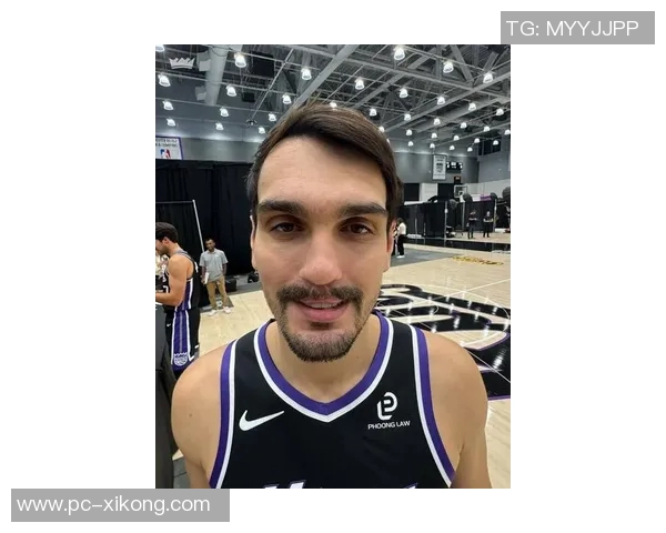 小萨德罗赞笑容满面拉文施罗德神情严肃国王新赛季定妆照震撼发布 小萨德罗赞笑容满面拉文施罗德神情严肃国王新赛季定妆照震撼发布