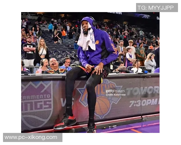 杜兰特与美女主持轻松互动分享快乐心情的背后故事 杜兰特与美女主持轻松互动分享快乐心情的背后故事