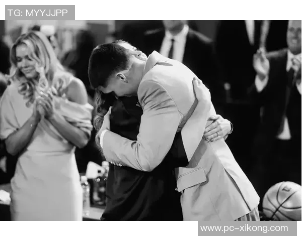 姚明与篮网新秀杰明同框合影引发热议谁能在巨人面前不变矮人 姚明与篮网新秀杰明同框合影引发热议谁能在巨人面前不变矮人